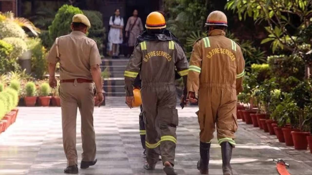 Delhi Bomb Threat : अगोदर शाळा आणि आता बडे हॉस्पिटल; दिल्लीतील बॉम्ब धमक्यांचे सत्र थांबेनाच Delhi Bomb Threat : अगोदर शाळा आणि आता बडे हॉस्पिटल; दिल्लीतील बॉम्ब धमक्यांचे सत्र थांबेनाच
