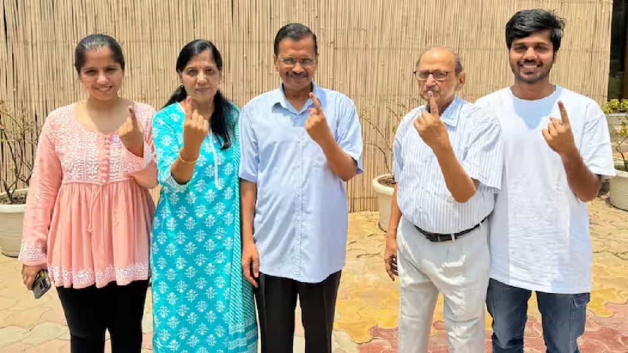 मुख्यमंत्री अरविंद केजरीवाल यांनी कुटुंबासह केलं मतदान, म्हणाले हुकूमशाही...