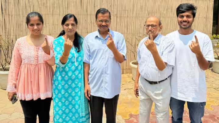मुख्यमंत्री अरविंद केजरीवाल यांनी कुटुंबासह केलं मतदान, म्हणाले हुकूमशाही... मुख्यमंत्री अरविंद केजरीवाल यांनी कुटुंबासह केलं मतदान, म्हणाले हुकूमशाही...