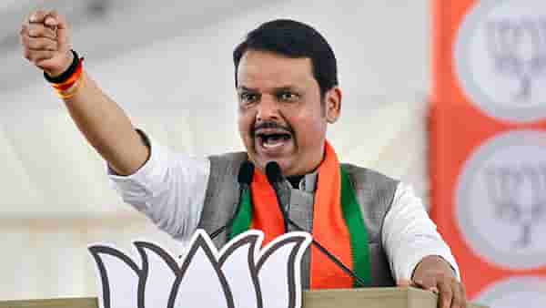 रणजितसिंह निंबाळकरांचं कौतुक, विरोधकांवर हल्लाबोल; प्रचाराचा वेळ संपेपर्यंत देवेंद्र फडणवीसांचं संबोधन