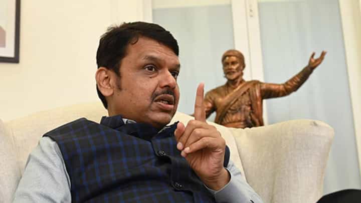 संजय राऊत गांजा पिऊन लेख लिहितात; देवेंद्र फडणवीस बरसले संजय राऊत गांजा पिऊन लेख लिहितात; देवेंद्र फडणवीस बरसले