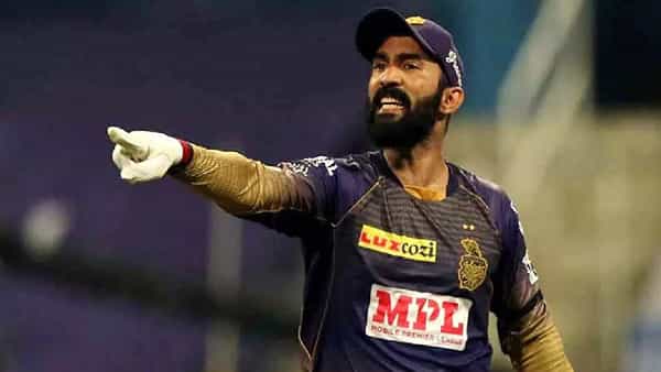 आयपीएलमधील सर्वात यशस्वी विकेटकीपरच्या यादीत अनुभवी दिनेश कार्तिक दुसऱ्या स्थानी आहे. दिनेश कार्तिकने 245 सामन्यात 141 कॅच घेण्यासह 36 स्टंपिग्स केल्या आहेत. कार्तिक सध्या आरसीबीकडून खेळतोय. त्याने याआधी दिल्ली, पंजाब, मुंबई, कोलकाता आणि गुजरातचं प्रतिनिधित्व केलंय.