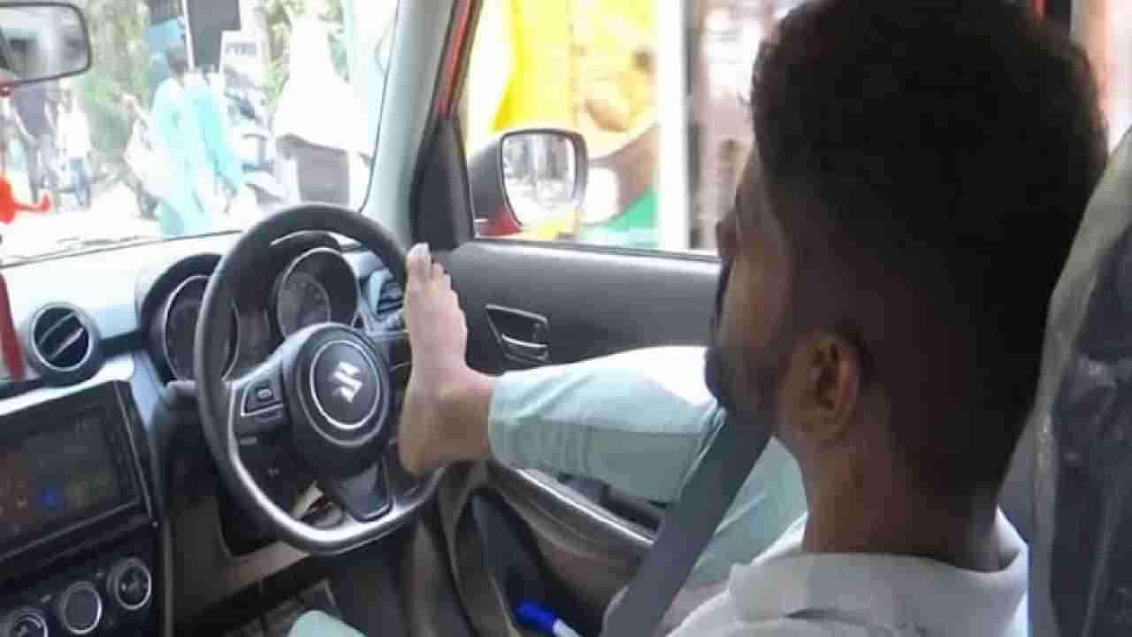 या जिद्दीला सलाम; दोन्ही हात गमावलेल्या तरुणाने मिळवलेच Driving License