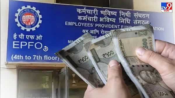 भारतात नोकरी करणाऱ्या नोकरदारांचे पीएफ खाते असते. पीएफ खात्यात वेतनाच्या 12 टक्के रक्कम दर महिन्याला जमा होते.