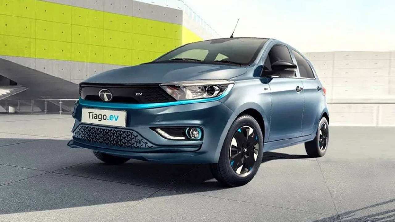 Tata Tiago EV -  टाटा मोटर्सची सर्वात स्वस्त इलेक्ट्रिक कार टियागो पण जबरदस्त लूक आणि फीचर्ससह येते. ही कार यामुळे लोकप्रिय ठरली आहे. यावर्षी जानेवारी ते मार्च या दरम्यान  5,704 हून अधिक ग्राहकांनी ती खरेदी केली. 