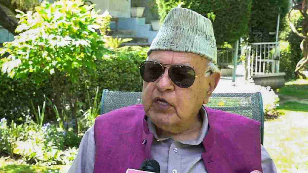 Farooq Abdullah : पाकिस्तानने हातात बांगड्या भरलेल्या नाहीत, त्यांच्याकडे अणूबॉम्ब , फारुक अब्दुल्ला यांचं वादग्रस्त वक्तव्य