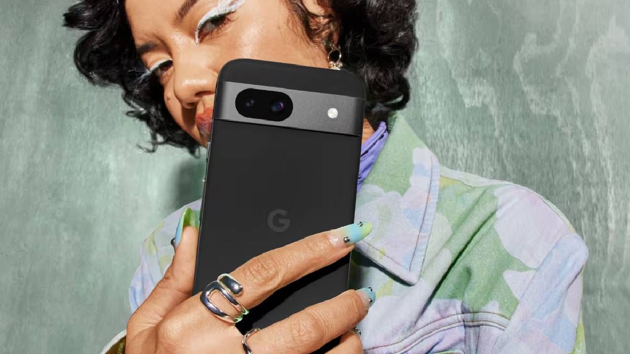 अचूक छायाचित्र टिपण्यासाठी  Google Pixel 8a मध्ये कॅमेरा सेटअप खास आहे. फोनच्या मागील भागात 64 मेगापिक्सल प्रायमरी कॅमेरा, 13 मेगापिक्सल अल्ट्रा-वाईड कॅमेरा देण्यात आला आहे. समोरील भागात 13 मेगापिक्सल सेल्फी कॅमेरा सेन्सर देण्यात आला आहे. 