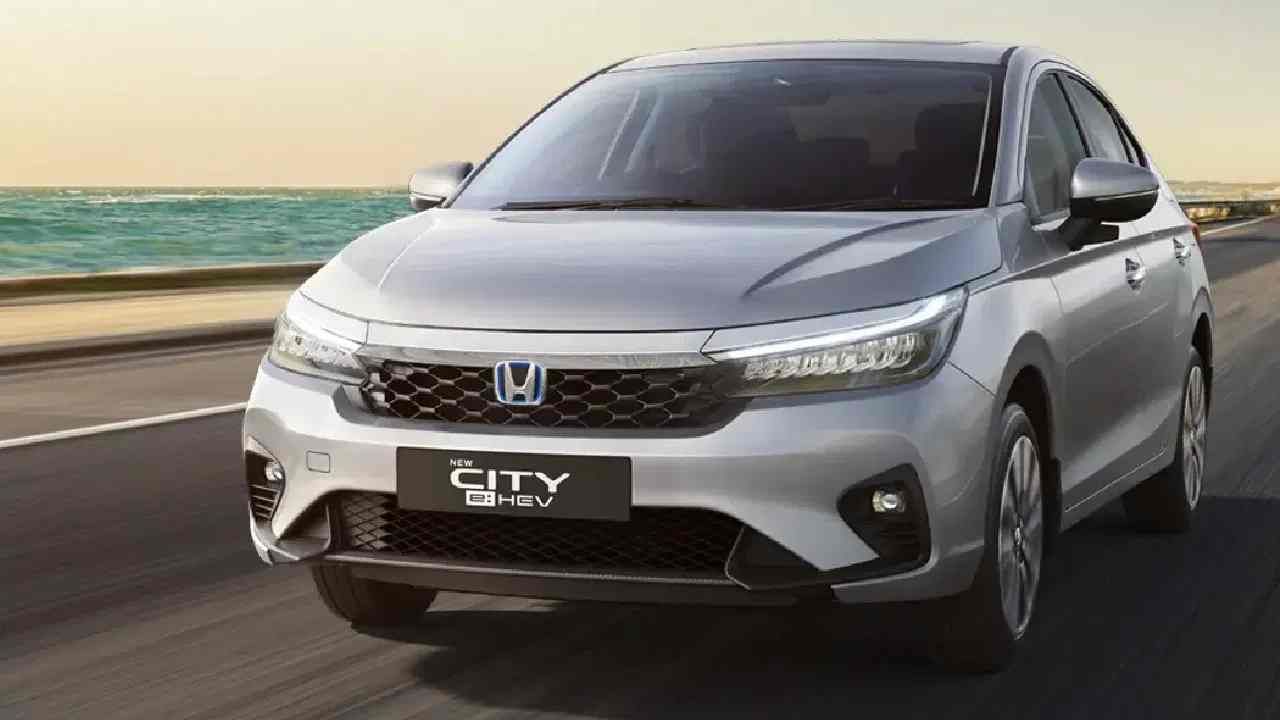 Honda City e:HEV : भारतात होंडा सिटी स्ट्रॉन्ग हायब्रिड इंजिनसोबत  लॉन्च होणारी पहिली कार आहे. यात 1.5 लीटर, फोर सिलेंडर एटकिंसन इंजिन आणि दोन इलेक्ट्रिक मोटर मिळतात. होंडा सिटी हायब्रिड एक लीटर पेट्रोलमध्ये 27.13 किमी प्रति लीटर मायलेज देऊ शकते. यात ड्राइव मोड सुद्धा मिळतो. (Honda)