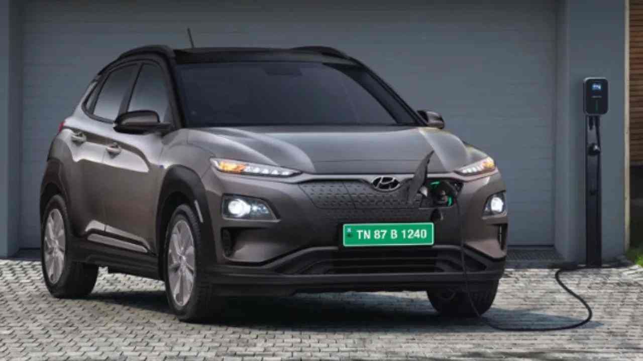 Hyundai Kona Electric : जर तुम्ही हुंडईची ही इलेक्ट्रिक कार खरेदी करण्याचा प्लान करत असाल, तर  मे महिन्यात ही गाडी खरेदी करताना  तुम्हाला 4 लाखापर्यत कॅश डिस्काऊंटचा फायदा मिळेल. 