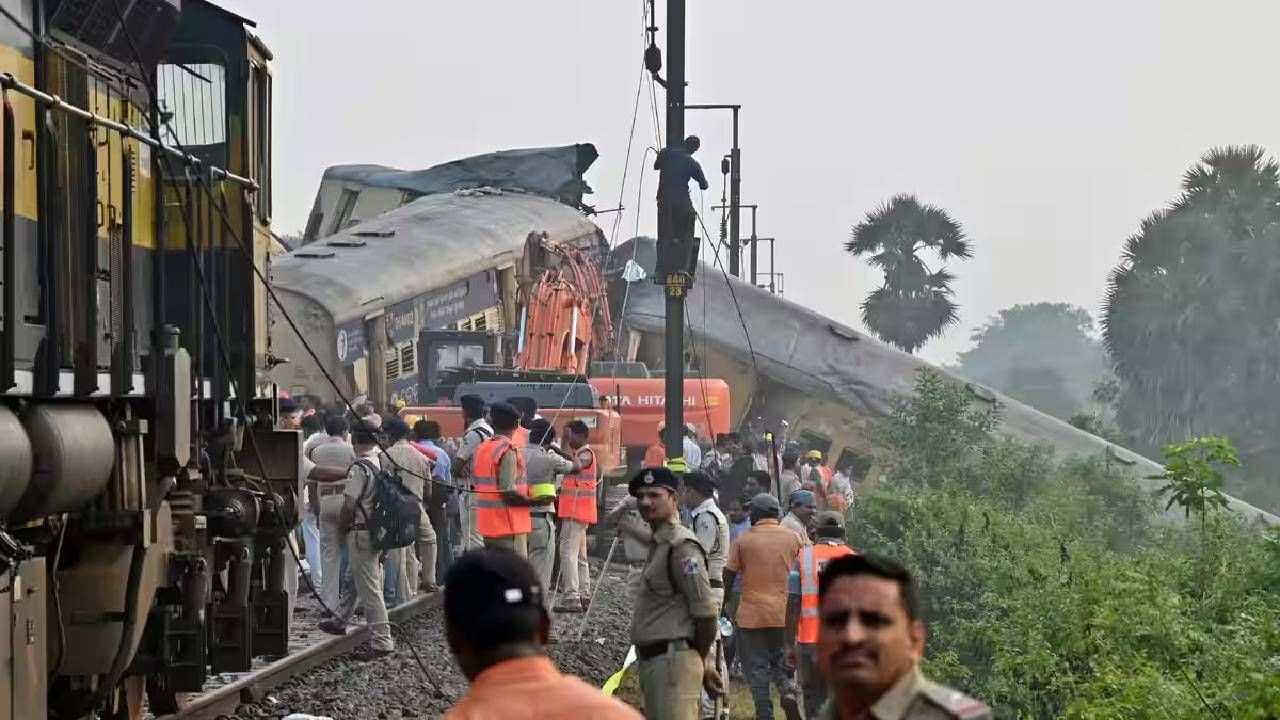 तर पूर्णतः अपंगत्व आलेल्या व्यक्तीला  10 लाख रुपयांचा विमा मिळतो. दुर्घटनेमुळे आंशिक अपंगत्व आल्यास त्या व्यक्तीला 7.5 लाख रुपये विम्या पोटी देण्यात येतात. तर जखमी आणि उपचारासाठी रुग्णालयात दाखल झाल्यास दोन लाख रुपये देण्यात येतात.