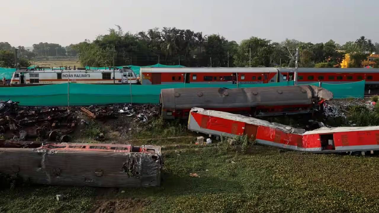  दुर्घटनेवेळी विम्याची रक्कम पण देण्यात येते. ऑनलाईन तिकीट बुकिंगवेळी प्रवाशी हा पर्याय निवडू शकतो. अपघातात मृत्यू झाल्यास वारसाला 10 लाख रुपये मिळतात.