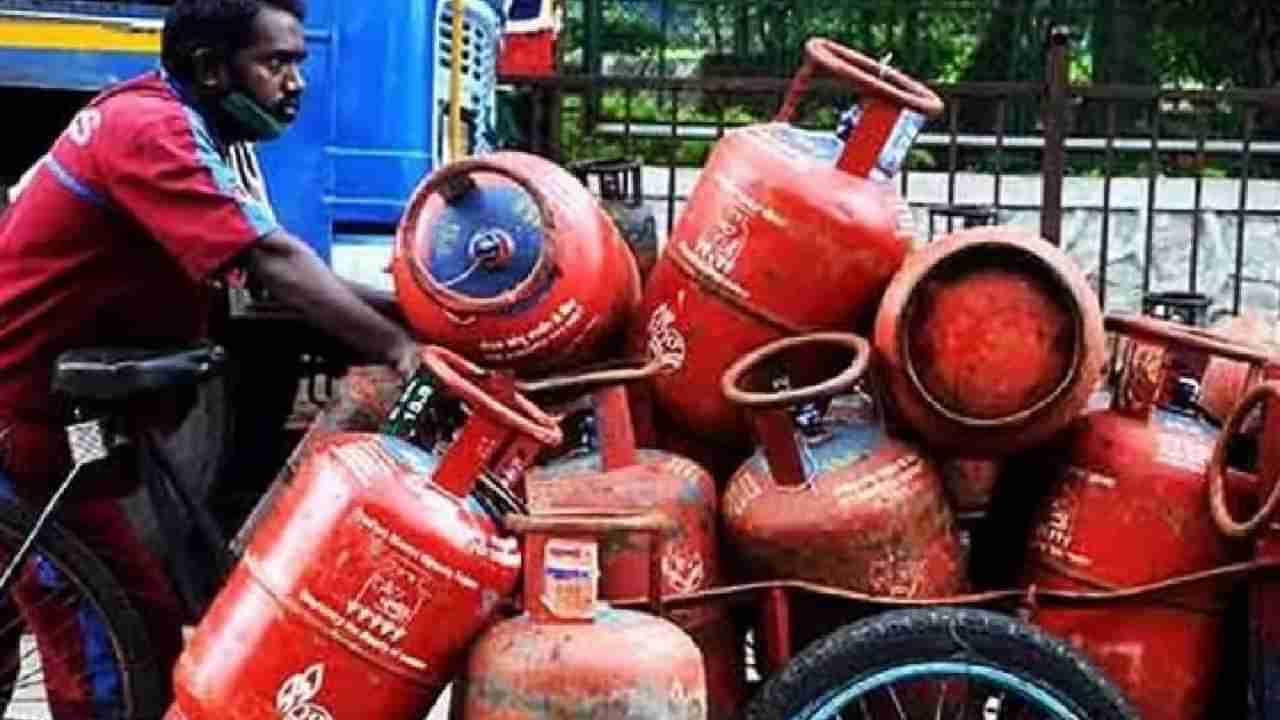 LPG Price Cut : ग्राहकांसाठी आनंदवार्ता, एलपीजी सिलेंडर झाले स्वस्त, आता किती मोजावे लागतील दाम