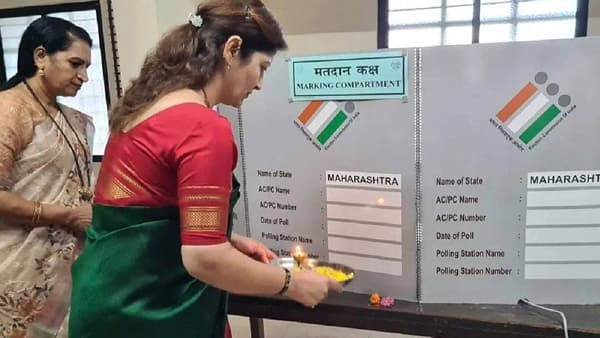 रुपाली चाकणकर यांच्या अडचणी वाढल्या; EVM मशीनची केली पूजा; दाखल झाला गुन्हा
