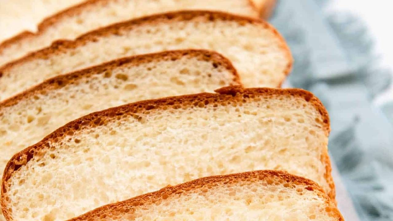 अनेकांना दररोज सकाळी चहा किंवा दुधासोबत ब्रेड खाण्याची सवय असते. मात्र, ही सवय आपल्या आरोग्यासाठी अत्यंत धोकादायक आहे. 