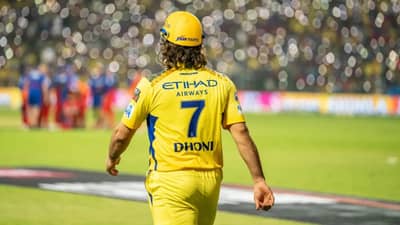 सावधान..! सावधान..! दिल्ली पोलिसांचा धोनीबाबत डोळ्यात अंजन घालणारा प्रश्न, वाचा नेमकं काय सांगितलं ते