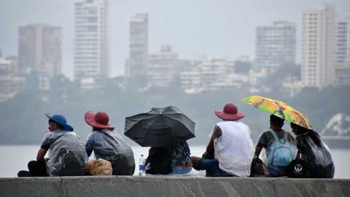 मुंबईकरांसाठी आनंदाची बातमी, प्रतिक्षेनंतर अखेर Monsoon ची एन्ट्री, पुढील ४८ तासात... मुंबईकरांसाठी आनंदाची बातमी, प्रतिक्षेनंतर अखेर Monsoon ची एन्ट्री, पुढील ४८ तासात...