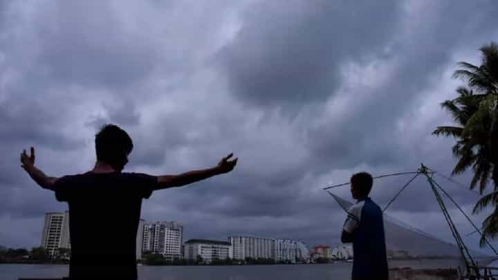 Mumbai Monsoon Update : मुंबईसह उपनगरात रात्रीपासूनच पावसाची जोरजार बॅटिंग; 'या' भागात मुसळधार पाऊस Mumbai Monsoon Update : मुंबईसह उपनगरात रात्रीपासूनच पावसाची जोरजार बॅटिंग; 'या' भागात मुसळधार पाऊस