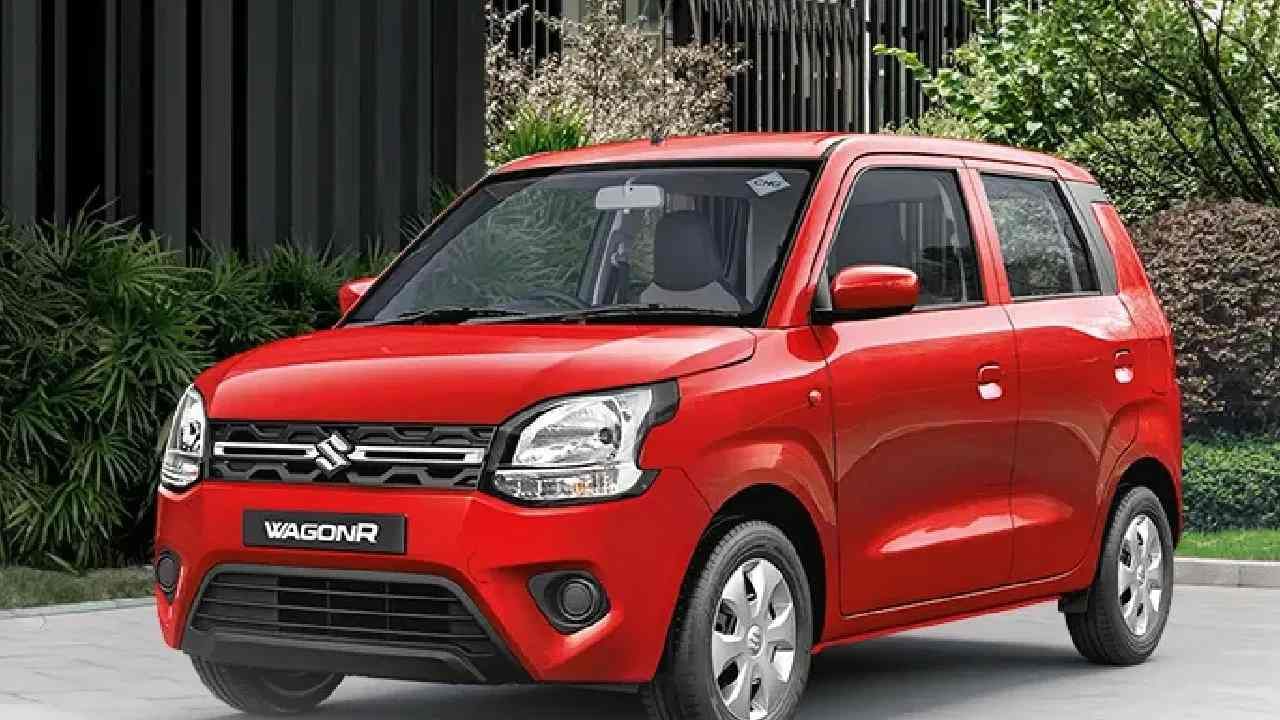  Maruti Suzuki Wagon R : मारुति सुजुकी वॅगन आर ही फक्त कंपनीची सर्वाधिक विक्री होणारी कार नाहीय. ही कार उत्तम मायलेजही देते.  या कारच 1.0 लीटर थ्री-सिलेंडर पेट्रोल इंजिन मॅनुअलवर 24.35 किमी प्रति लीटर मायलेज मिळतो.  ऑटोमॅटिक मायलेज 25.19 किमी प्रति लीटर आहे.  म्हणजे 24.77 किमी प्रति लीटर सरासरी मायलेज मिळतो (Maruti Suzuki)