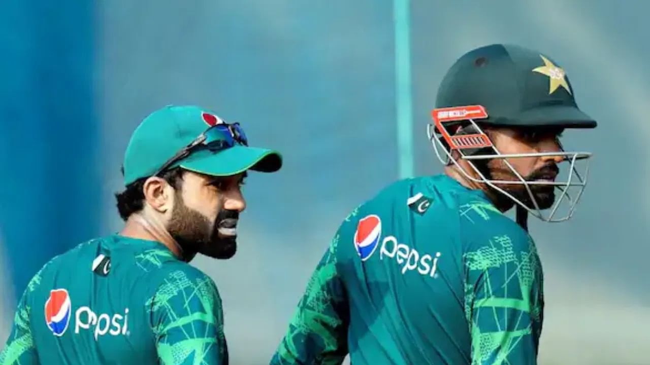पाकिस्तान क्रिकेट टीमने घेतलेल्या निर्णयाची कायम चर्चा असते. असाच काहीसा निर्णय पाकिस्तानने घेतला आहे.  इंग्लंड विरुद्धच्या टी 20 मालिकेआधी वेगवान गोलंदाज हसन अली याला टीममधून बाहेर करण्यात आलं आहे. 