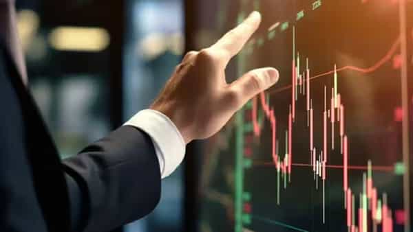 Cyient चा शेअर 1792 रुपयांच्या जवळपास आहे. हा स्टॉक खरेदीचा सल्ला देण्यात आला आहे. 1890 रुपये टारगेट तर 1735 रुपयांचा स्टॉपलॉस देण्यात आला आहे. या स्टॉकमध्ये घसरणीचे सत्र आहे. एका महिन्यात 17 टक्के, तीन महिन्यात 20 टक्के आणि एका वर्षात आतापर्यंत 22 टक्क्यांची घसरण आली आहे.
