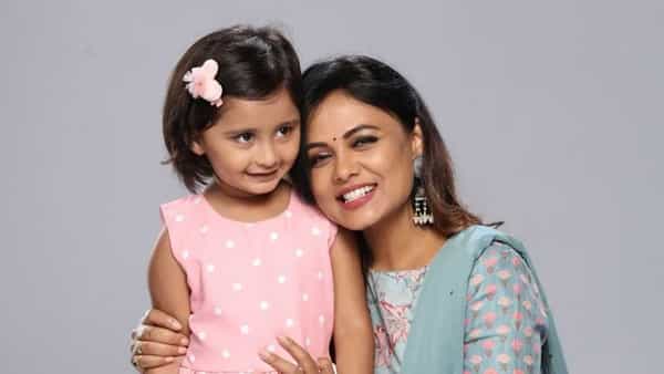 माझी तुझी रेशीमगाठ... झी मराठीवरील ही मालिका प्रचंड लोकप्रिय ठरली. नेहा आणि तिची लेक परी आणि यश या तिघांची केमेस्ट्री लोकांना प्रचंड लोकप्रिय ठरली. चिमुकल्या परीने प्रेक्षकांची मनं जिंकली.