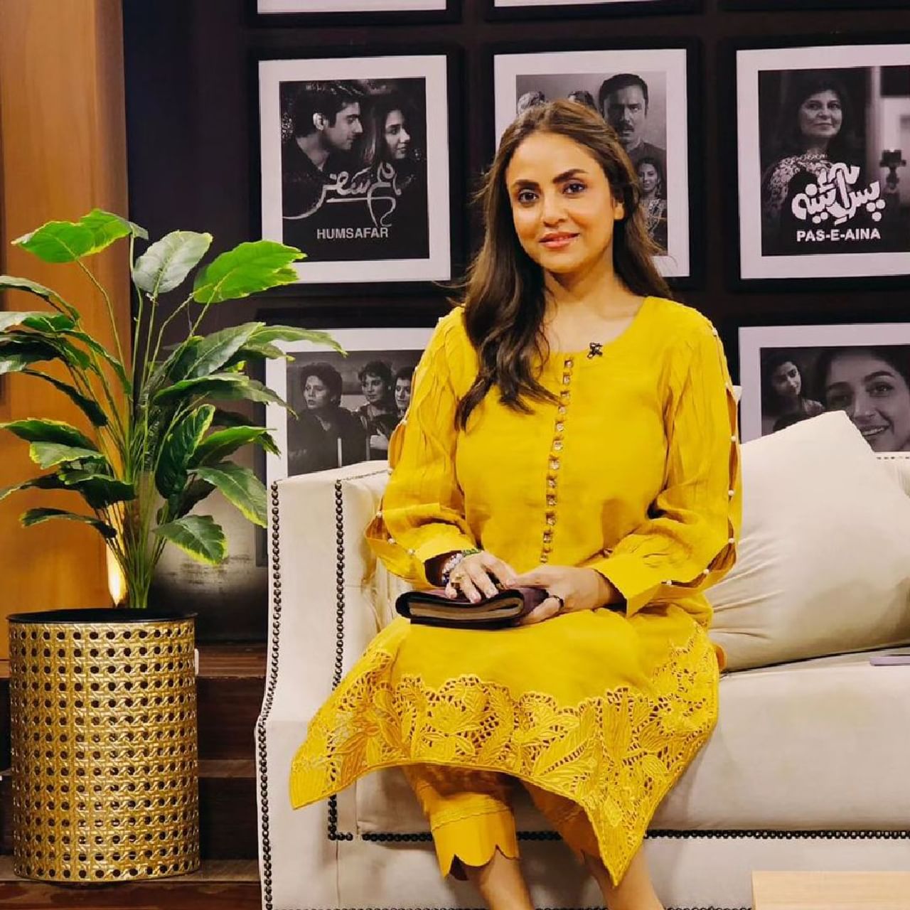 नादिया खान ही पाकिस्तानची प्रसिद्ध टीव्ही होस्ट आणि अभिनेत्री आहे. 'नादिया खान शो' हा प्रेक्षकांमध्ये फार लोकप्रिय आहे. एका टॉक शोमध्ये नादियाने तिच्या लग्नातील वादाचा खुलासा केला. नादियाचं पहिलं लग्न खवर इक्बालशी झालं होतं. 
