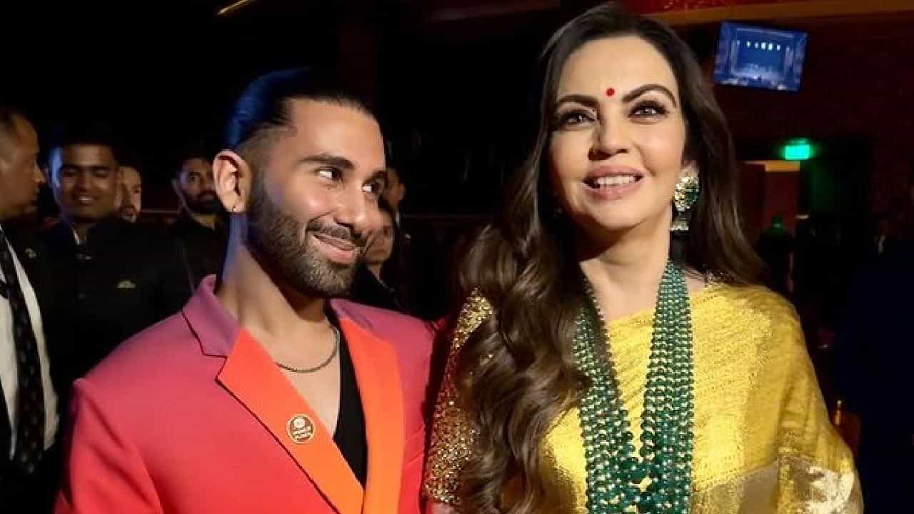 ओरहान अवत्रमणी हे नाव कदाचित अनेकांना नवीन वाटू शकेल. पण 'ऑरी' हे नाव अनेकांच्या परिचयाचं असेल. बॉलिवूड सेलिब्रिटींसोबत प्रत्येक पार्टीमध्ये दिसणारा आणि त्यांच्यासोबत अजब पोझमध्ये फोटो क्लिक करणारा ऑरी सोशल मीडियावर खूप प्रसिद्ध आहे.