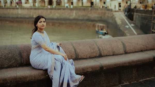 सध्या सोशल मीडियाचा जमाना आहे. फोटो काढून सोशल मीडियावर पोस्ट करण्याचा ट्रेंड आहे. अशाच चार चौघात आपण उठून दिसावं, यासाठी खास फोटोशूटही केलं जातं. अभिनेत्री तन्वी मुळे हिने केलेलं हे फोटोशूट पाहा... तुम्हाला काही टिप्स मिळतील.