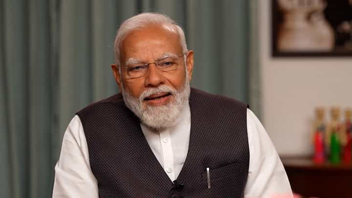 ज्यांनी लग्नानंतर पत्नीला सोडलं त्यांना...., शरद पवारांवरील टीकेनंतर मोदींवर कुणाची खरमरीत टीका? ज्यांनी लग्नानंतर पत्नीला सोडलं त्यांना...., शरद पवारांवरील टीकेनंतर मोदींवर कुणाची खरमरीत टीका?