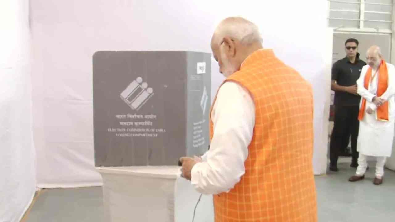 पंतप्रधान नरेंद्र मोदी यांनी गुजरातमधील अहमदाबाद येथे मतदान केंद्रावर मतदानाचा हक्क बजावला. यावेळी केंद्रीय गृहमंत्री अमित शाह त्यांच्यासोबत होते. 
