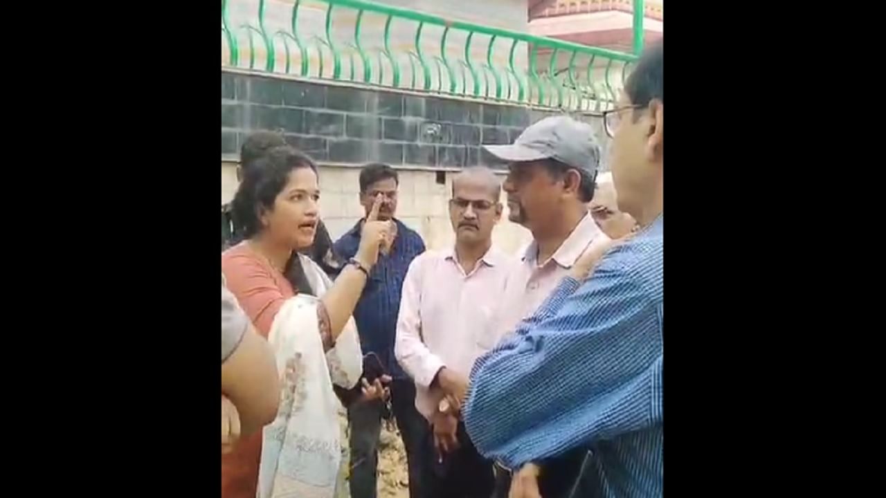 भाजप नगरसेविका प्रीती सातम यांनी BMC अधिकाऱ्यांना भरला दम, बघा VIDEO