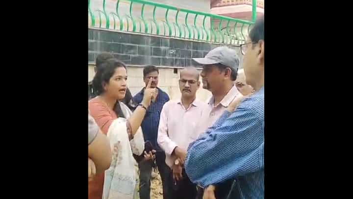 भाजप नगरसेविका प्रीती सातम यांनी BMC अधिकाऱ्यांना भरला दम, बघा VIDEO भाजप नगरसेविका प्रीती सातम यांनी BMC अधिकाऱ्यांना भरला दम, बघा VIDEO