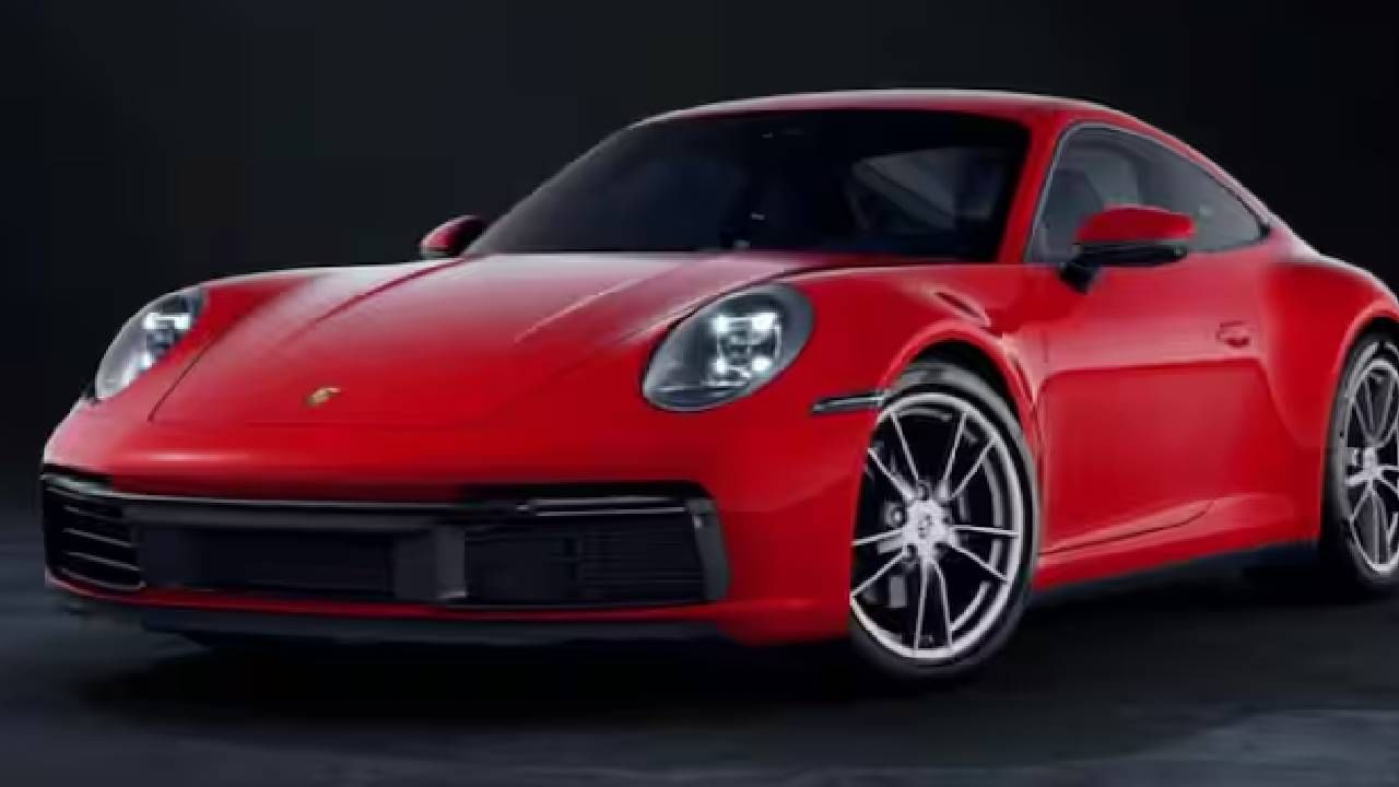 Porsche 911 Carrera S ही एक दमदार कार आहे. या कारमध्ये  331 kW वा 450 PS ची शक्ती निर्मित होते. ही कार  3.7 सेकंदात 0 ते 100 kmph चा वेग गाठते. पोर्शच्या या कारची एक्स-शोरुम किंमत  2.01 कोटी रुपये आहे.