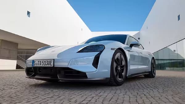 Porsche Taycan एक दमदार इलेक्ट्रिक कार आहे. सिंगल चार्जिंगमध्ये ही कार 678 किलोमीटर धावते. केवळ 4.8 सेकंदात ही कार 0 ते 100 kmph चा वेग धरते. या कारची एक्स-शोरूम किंमत 1.70 कोटी रुपयांपासून सुरु होते.