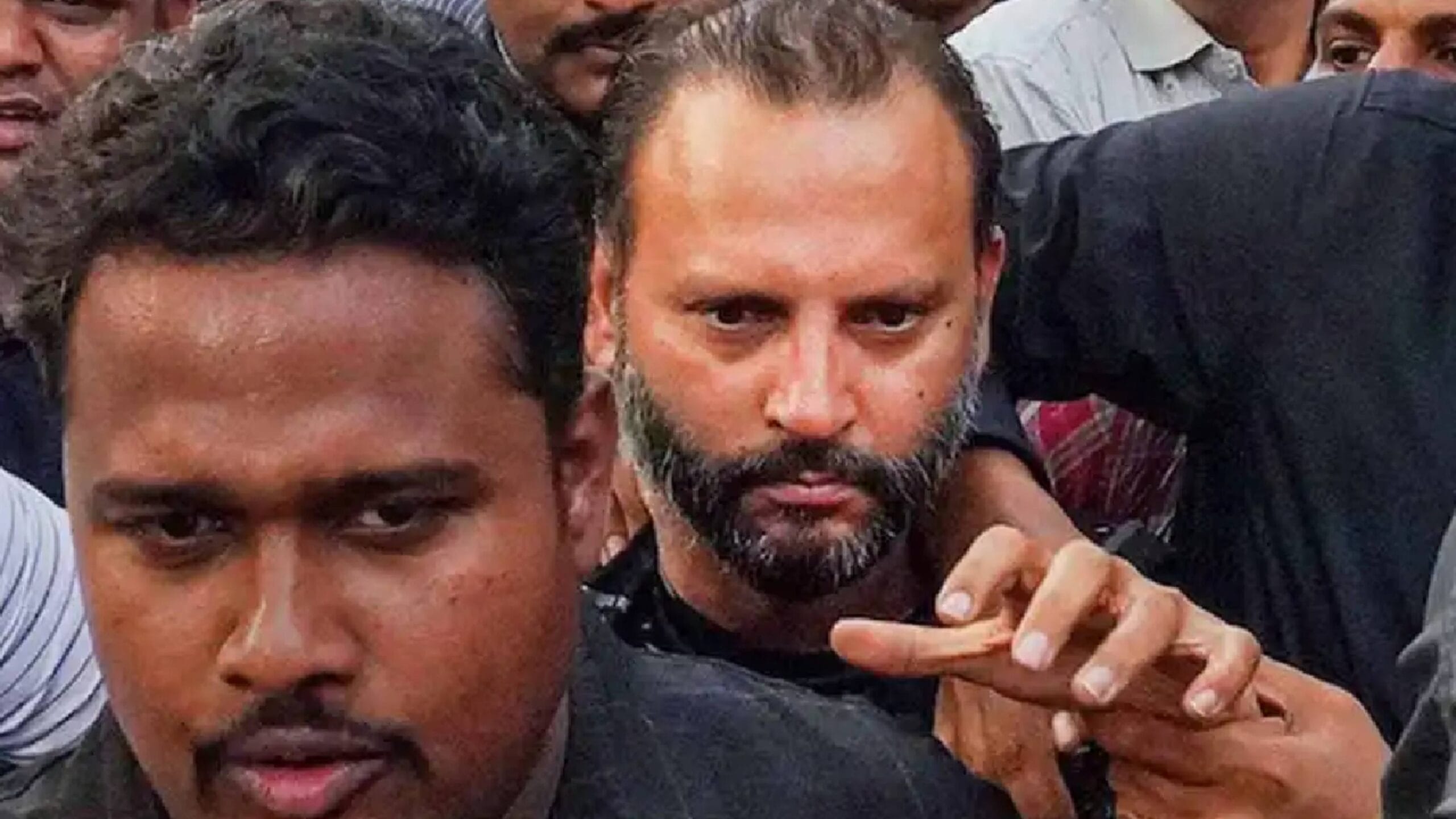 दरम्यान, विशाल अग्रवाल यांचे वडील सुरेंद्र अग्रवाल यांचीही पोलीस चौकशी करणार आहेत. विशाल अग्रवाल आणि सुरेंद्र अग्रवाल यांची एकाचवेळी चौकशी करणार आहेत. जबाबात एकसूत्रता आहे का हे पाहण्यासाठी तिघांची चौकशी केली जाणार आहे.  त्यासोबतच विशाल अग्रवाल हा घरी मोबाईल ठेवून फरार झाला होता. आता त्याचा मोबाईल पोलिसांनी जप्त केलाय.