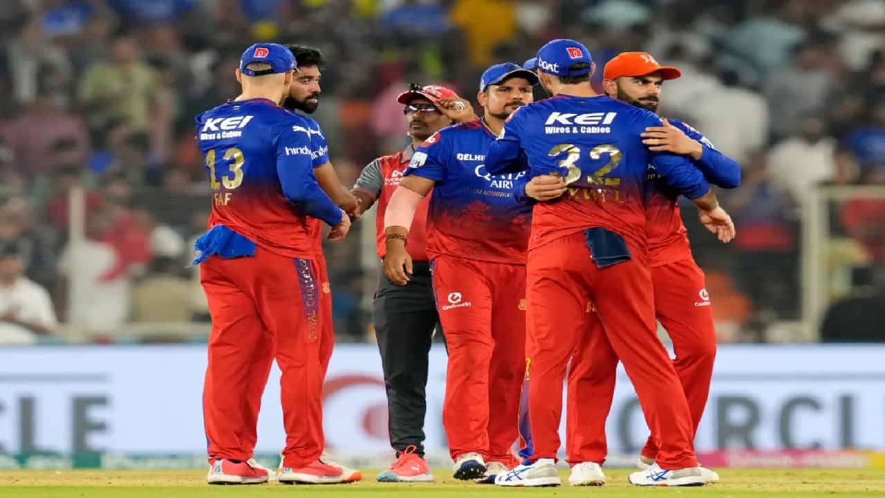आरसीबीला 17 व्या मोसमात एलिमिनेटर सामन्यात राजस्थानकडून पराभूत व्हावं लागलं. आरसीबीचं यंदाही चॅम्पियन होण्याचं स्वप्न भंगलं. आयपीएल स्पर्धेला 2008 पासून सुरुवात झाली. तेव्हापासून ते आतापर्यंत 17 हंगामात आरसीबीला एकदाही ट्रॉफीवर नाव कोरता आलं नाही. आरसीबीची 17 वर्षात 7 कर्णधारांनी धुरा सांभाळली. मात्र एकाही कॅप्टनला ट्रॉफी उंचावण्यात यश आलं नाही.