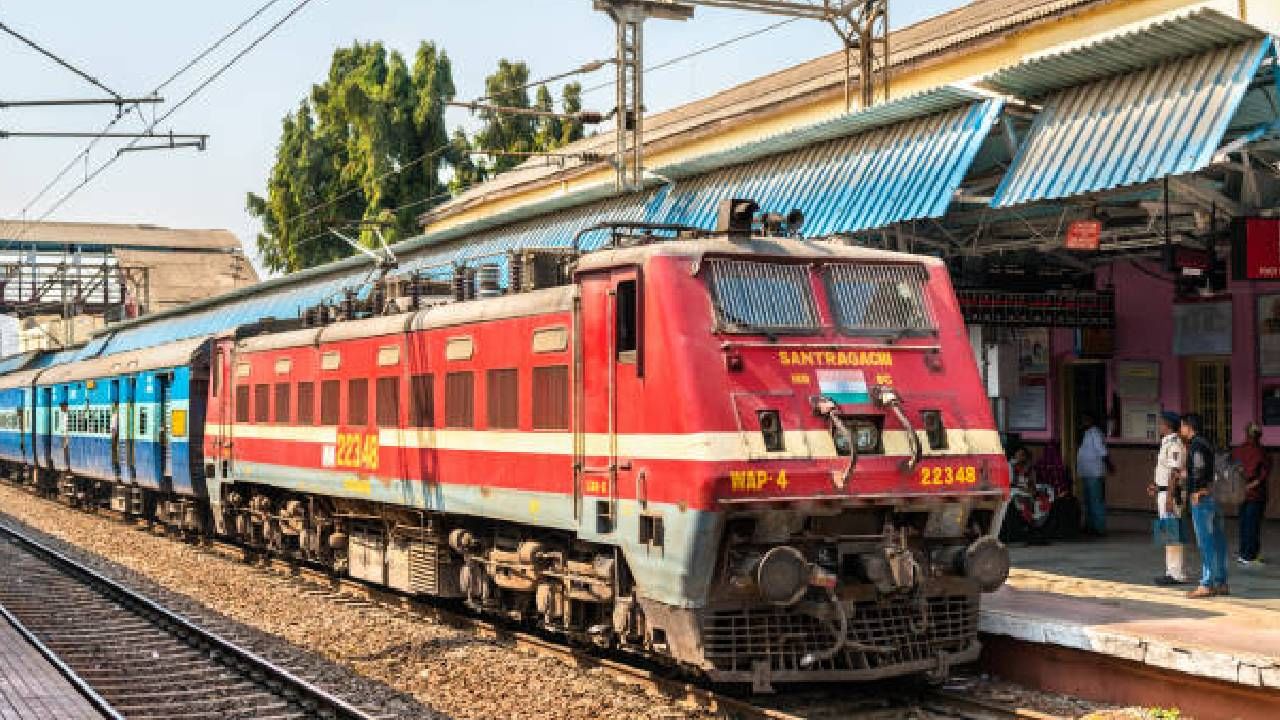 Railwaरेल्वेतील दुर्घटनेवेळी मृत्यू ओढावल्यास भरपाई म्हणून 5 लाख रुपये, गंभीर जखमीला 2.5 लाख रुपये तर किरकोळ जखमीला 50 हजारांची मदत देण्यात येते.y