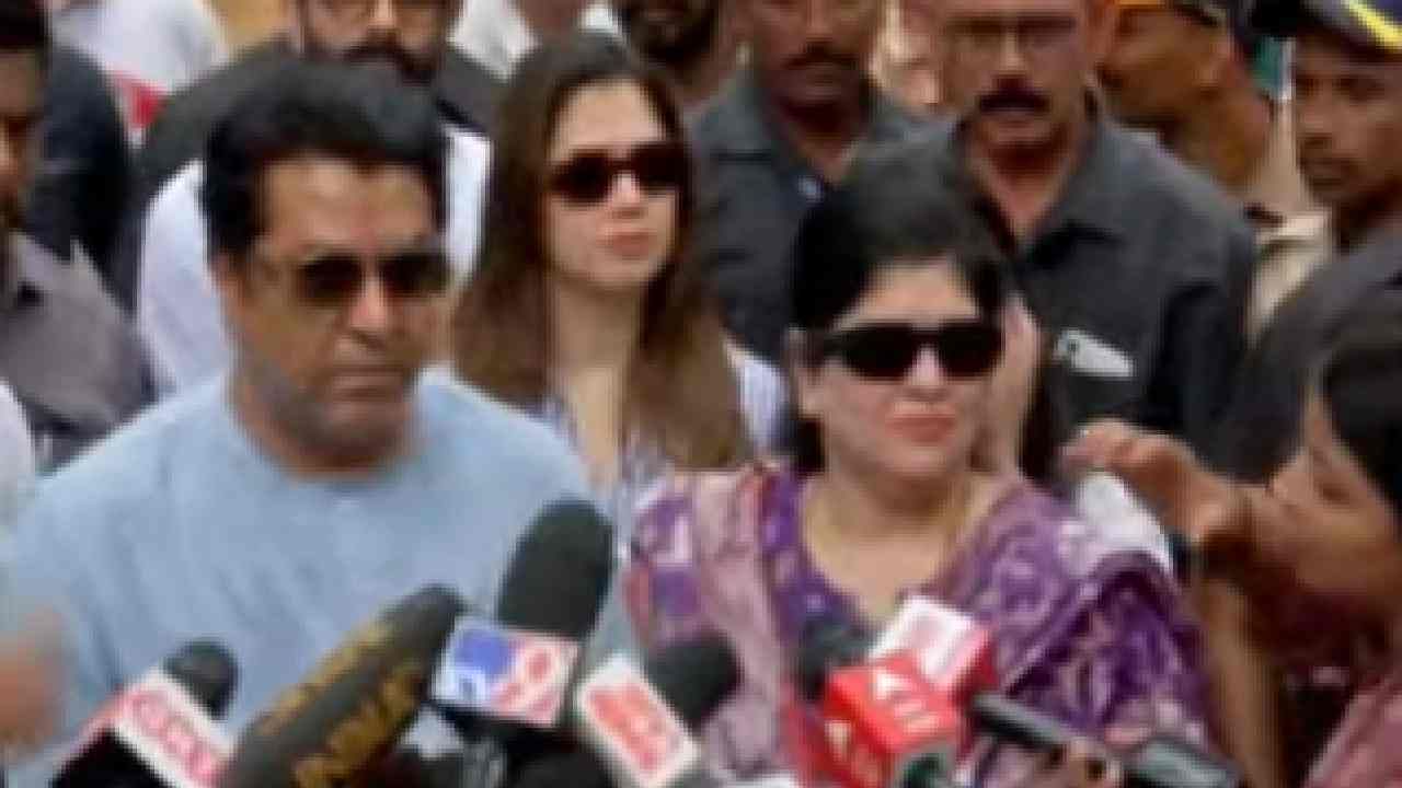 Raj Thackeray : 'तेच ते आपलं घीसापीटा वाक्य', मतदानानंतर राज ठाकरेंची पहिली प्रतिक्रिया काय? Video Raj Thackeray : 'तेच ते आपलं घीसापीटा वाक्य', मतदानानंतर राज ठाकरेंची पहिली प्रतिक्रिया काय? Video