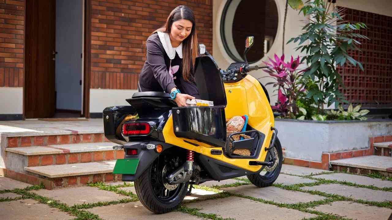 River Indie : रिवर इंडी भारतातील सर्वात जास्त स्टोरेज असणारी इलेक्ट्रिक स्कूटर आहे. यात 43 लीटरचा बूट स्पेस मिळतो. कुठल्याही इलेक्ट्रिक स्कूटरच्या सीटखाली सामान ठेवण्यासाठी तुम्हाला इतकी जागा मिळणार नाही. या इलेक्ट्रिक स्कूटर 1,38,000 रुपये एक्स-शोरूम किंमत आहे. (River Mobility)