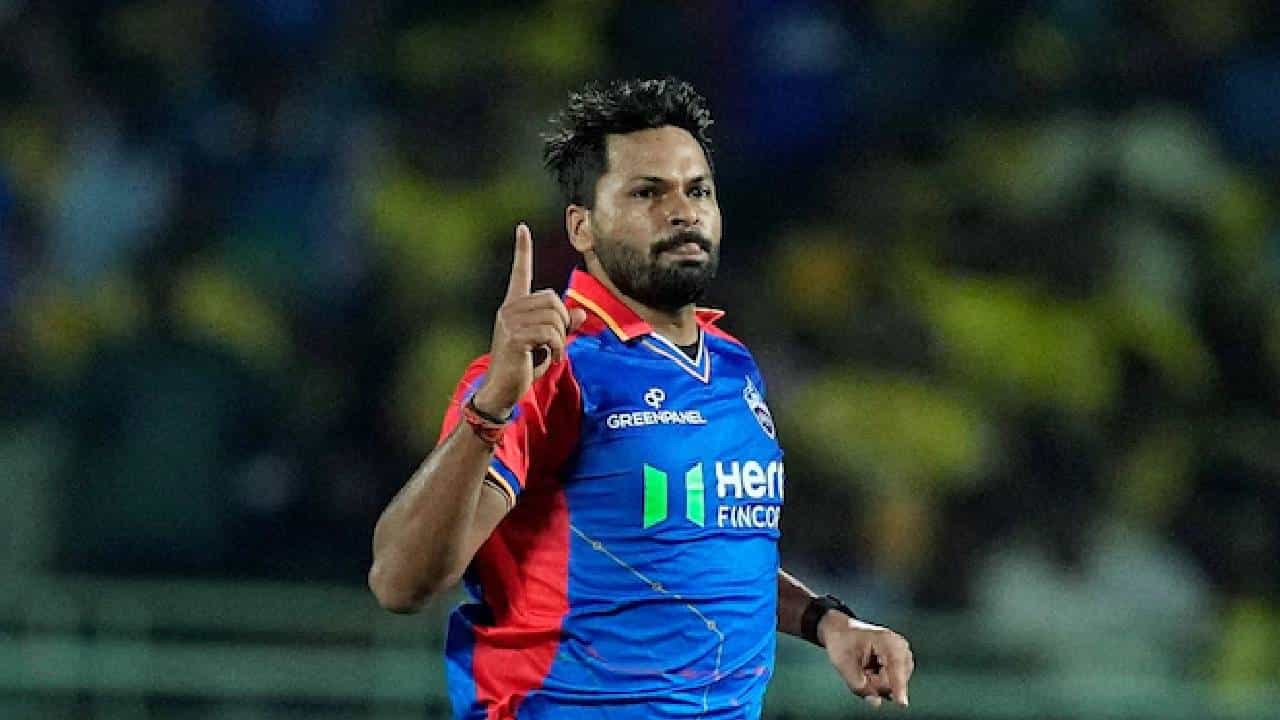 आयपीएल सुरू असताना रोहित शर्मा केकेआरमधील खेळाडू आणि स्टाफसोबत बोलत असतानाचा व्हिडीओ व्हायरल झाला होता. यामुळे टीम इंडियाचा कॅप्टन रोहित शर्माने रेकॉर्ड करण्यावरून स्टार स्पोर्ट्स कंपनीबाबत नाराजी व्यक्त केलेली.