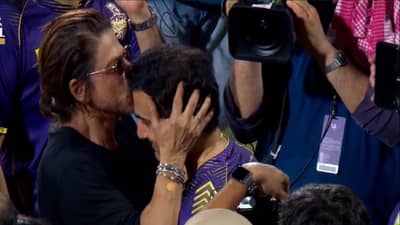 KKR: केकेआरच्या विजयानंतर गंभीर अखेर हसला, किंग खानकडून मेंटॉरला पप्पी, फोटो व्हायरल