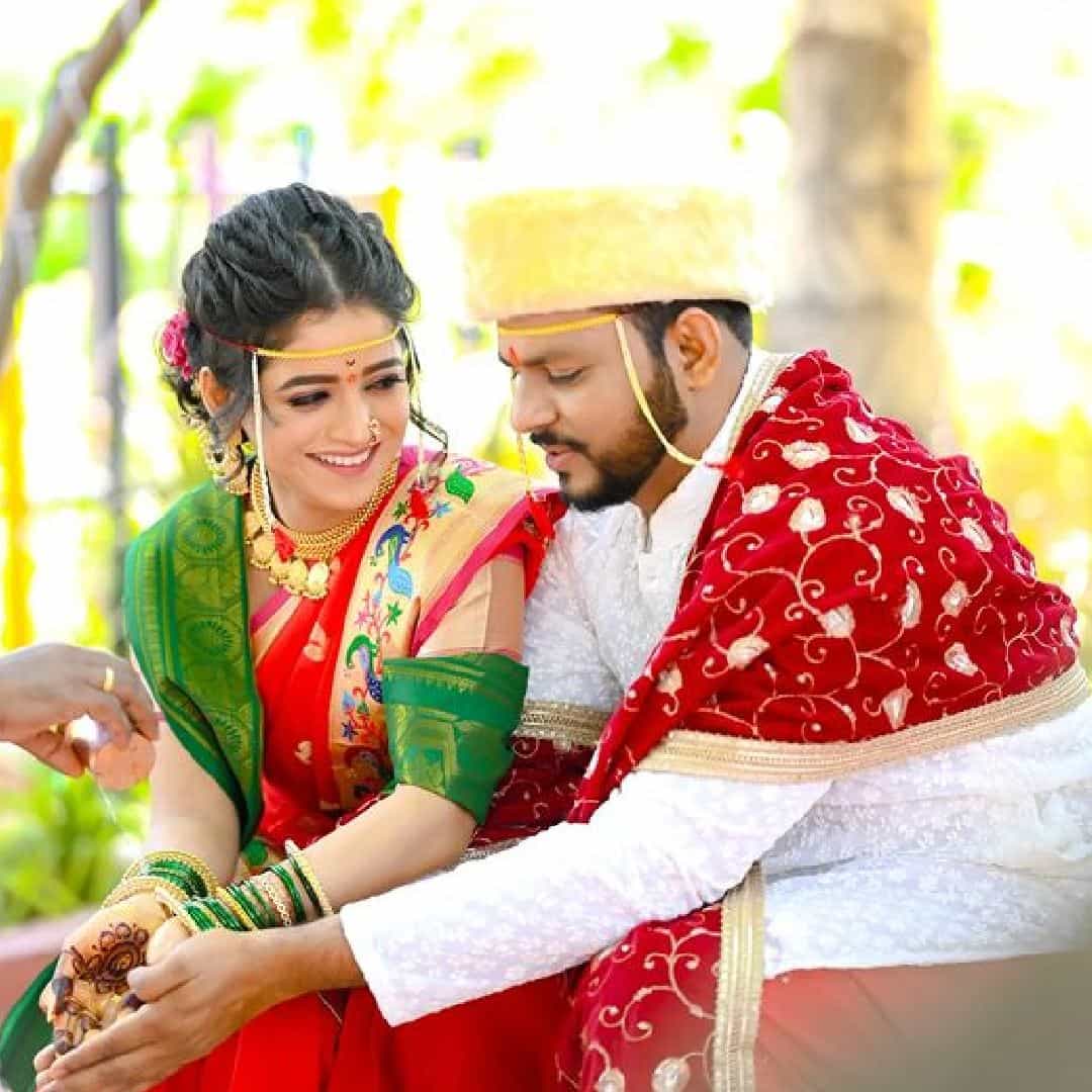 'पिंकीचा विजय असो' या मालिकेतून घराघरात पोहोचलेली आणि आता 'पारू' या मालिकेत मुख्य भूमिका साकारणारी अभिनेत्री शरयू सोनावणे हिने तिच्या लग्नाचे फोटो पोस्ट करत चाहत्यांचा सुखद धक्का दिला आहे.