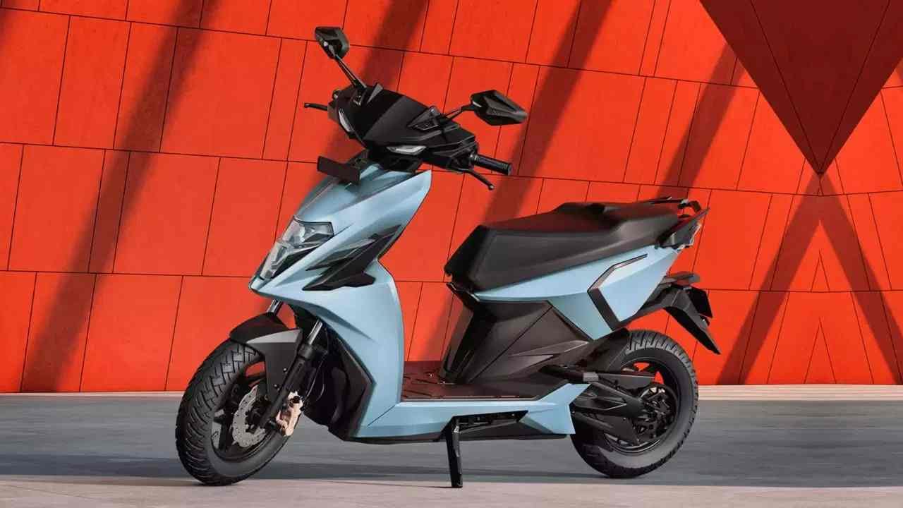 Simple One: टॉप 5 लिस्टमध्ये स्टोरेजमध्ये सिंपल वन इलेक्ट्रिक स्कूटर पाचव्या स्थानावर आहे. ही इलेक्ट्रिक स्कूटर 30 लीटर बूट स्पेससोबत येते. तुम्हाला चांगली रेंज आणि चांगलं स्टोरेज हवं असेल, तर ही ई-स्कूटर विकत घेऊ शकता. याची एक्स-शोरूम किंमत 1,40,499 रुपये आहे. (Simple Energy)