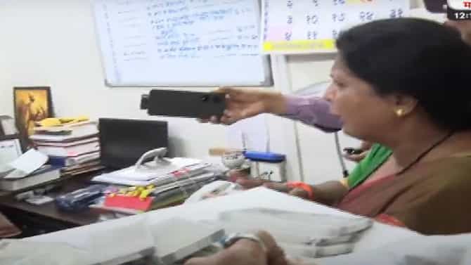 सुषमा अंधारे यांनी पोलिसांसमोरच वाचलं वसुलीचं रेट कार्ड; म्हणाल्या, लग्नाची यादीही…