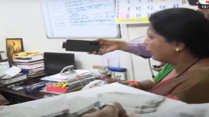 सुषमा अंधारे यांनी पोलिसांसमोरच वाचलं वसुलीचं रेट कार्ड; म्हणाल्या, लग्नाची यादीही... सुषमा अंधारे यांनी पोलिसांसमोरच वाचलं वसुलीचं रेट कार्ड; म्हणाल्या, लग्नाची यादीही...