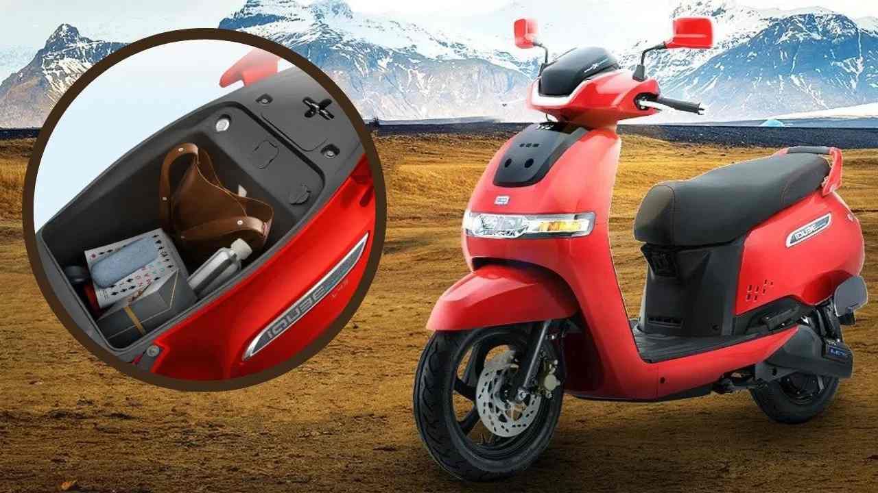 TVS iQube : टीवीएसच्या या शानदार इलेक्ट्रिक स्कूटरमध्ये आईक्यूब 32 लीटरचा बूट स्पेस मिळतो. याच्या बेस वेरिएंटमध्ये सिंपल वनप्रमाणे 30 लीटरचा बूट स्पेस मिळेल. भारतात टीवीएस आईक्यूब इलेक्ट्रिक स्कूटरची एक्स-शोरूम किंमत 1,19,628 रुपये आहे (TVS)