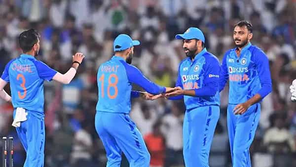 IPL नंतर T20 वर्ल्ड कपसारखी मोठी टुर्नामेंट सुरु होणार आहे. टुर्नामेंटची सुरुवात 2 जूनपासून होईल. टीम इंडियाचा पहिला सामना 5 जूनला आयर्लंड विरुद्ध आहे. या टुर्नामेंटमध्ये टीम इंडिया विजेतेपदासाठी प्रबळ दावेदार आहे. विजयासाठी एक मजबूत टीम बनवण्यात आलीय.