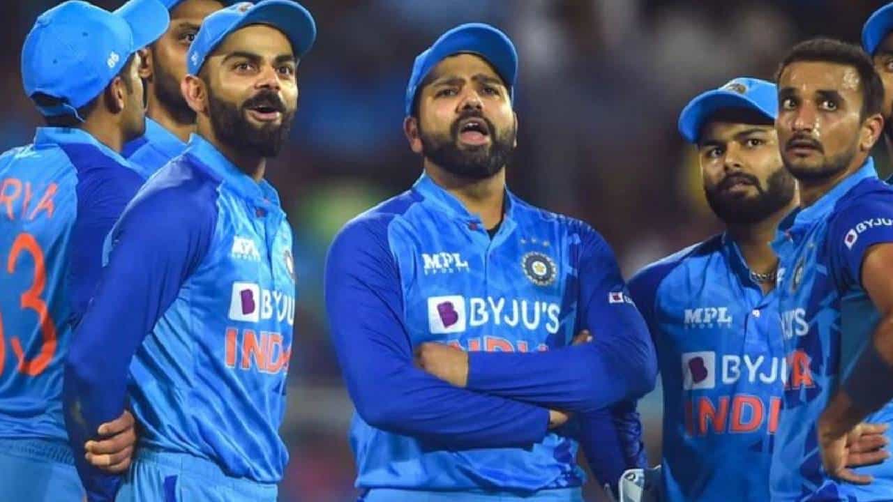 ICC Mens T-20 World Cup साठी भारतीय टीम जाहीर झाली आहे. या टीममध्ये एकूण 15 खेळाडू निवडण्यात आले आहे. त्यातील चार खेळाडू हे राखीव आहेत. टीममध्ये सहभागी खेळाडू करोडपती आहेत. रोहित शर्मा आणि विराट कोहली श्रीमंत खेळाडू आहेत.
