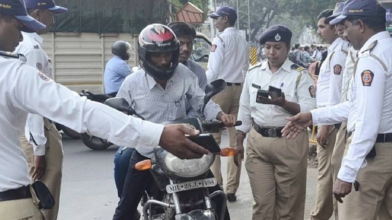 कार चालवताय? ही 5 डॉक्युमेंट्स सोबत ठेवा; नाही तर 10 हजाराला फोडणी बसेल कार चालवताय? ही 5 डॉक्युमेंट्स सोबत ठेवा; नाही तर 10 हजाराला फोडणी बसेल