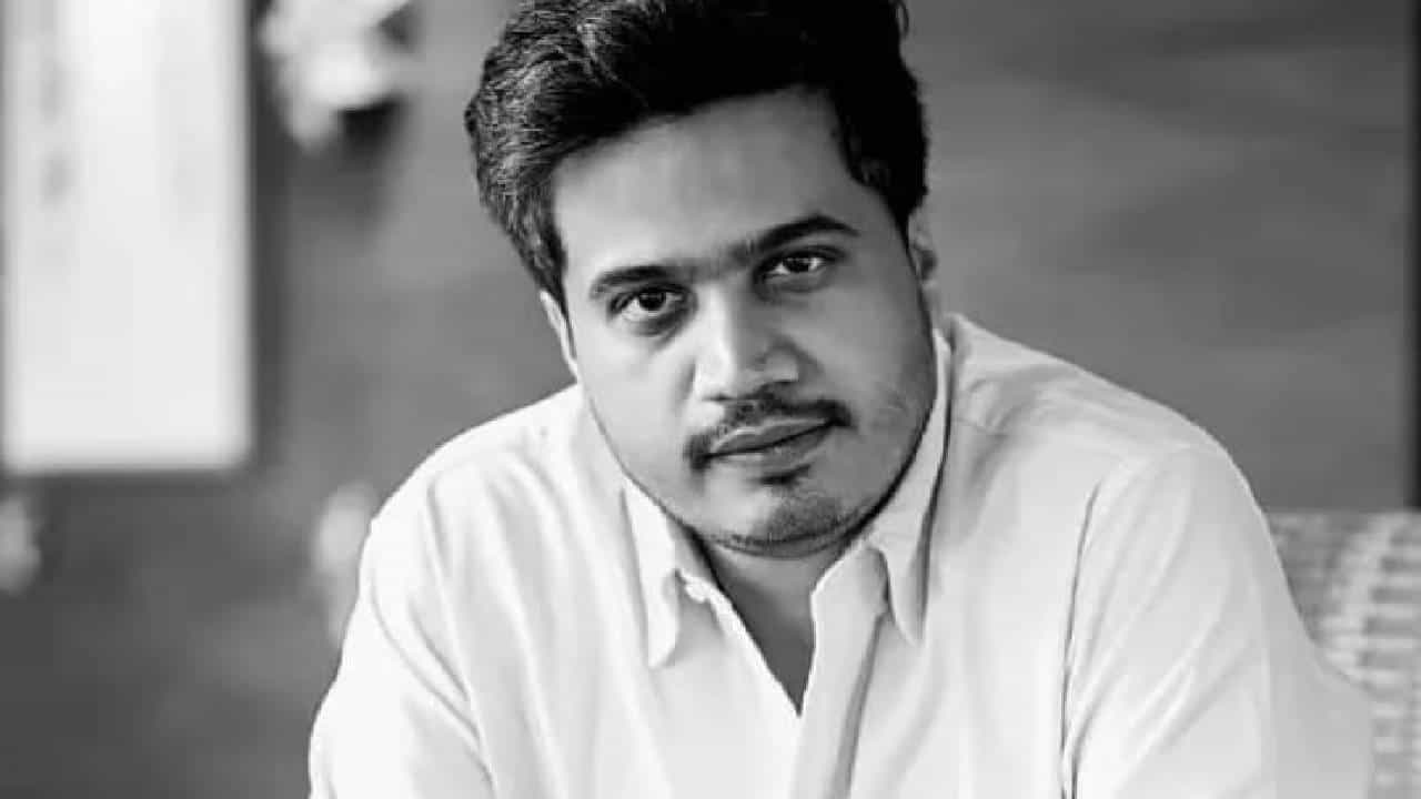 कीड काढण्यासाठी सर्जरी कधी? पुणे पालिकेच्या अधिकाऱ्याच्या निलंबनावरून रोहित पवारांची टीका, थेट शिंदेंना सवाल